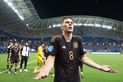 Yannikas Keitelis bendrauja su sirgaliais, Vokietijos U21 futbolo rinktinė