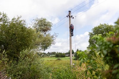 ESO darbuotojai šalina pažeistą elektros tinklą