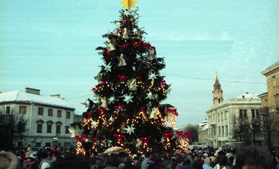 Vilnius, 1992 m. gruodžio 26 d. (ELTA). Kalėdų eglė - Vilniaus Rotušės aikštėje. Vladimiro Gulevičiaus (ELTA) nuotr.