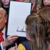 Trumpas pasirašė įsakymą, kuriuo translyčiams sportininkams draudžiama dalyvauti moterų sporte