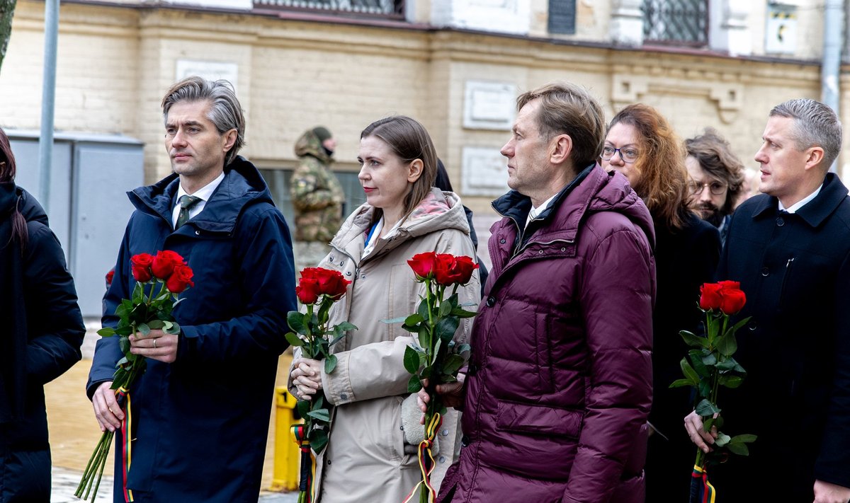 Gėlių padėjimas prie žuvusių Ukrainos gynėjų Atminimo Sienos