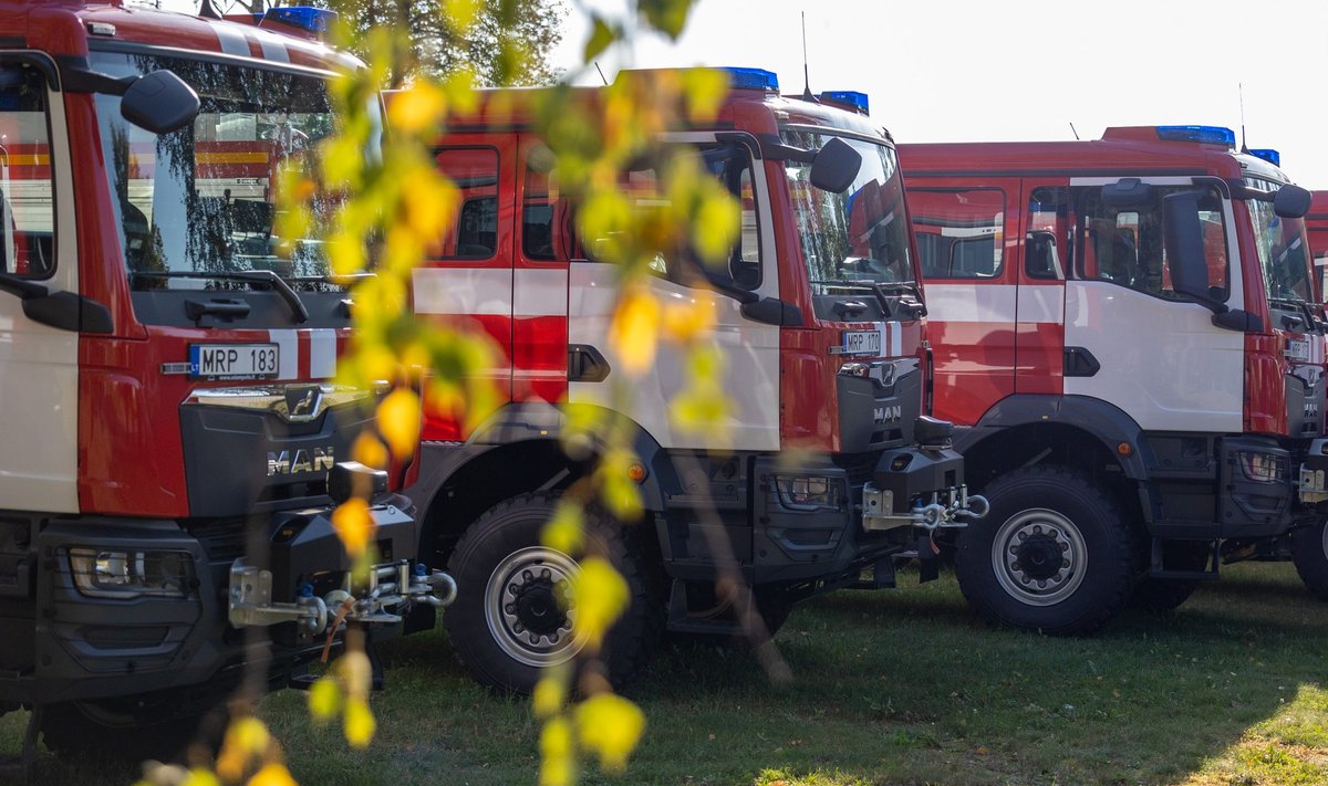 Priešgaisrinėms gelbėjimo valdyboms perduoti nauji automobiliai