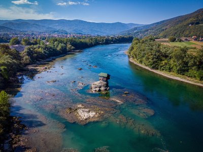 Uola, ant kurios pastatytas namas, yra beveik pačiame upės viduryje