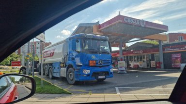 Vairuotoją suglumino užfiksuotas vaizdas: ką „Orlen“ benzinvežis veikia „Circle K“ degalinėje?