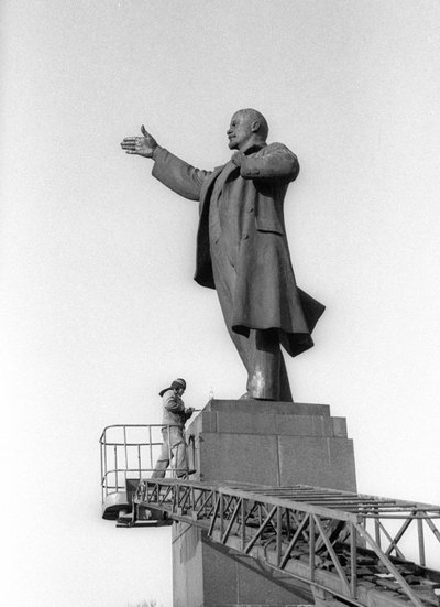 Vilnius, 1990 m. lapkričio 12 d. Vilniaus Lukiškių aikštėje valoma naktį dažais ištepta Lenino skulptūra