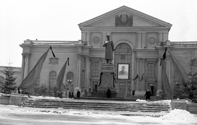 J. Stalino paminklas Vilniaus geležinkelio stoties aikštėje gedulo dienomis jam mirus. 1953 03 06
