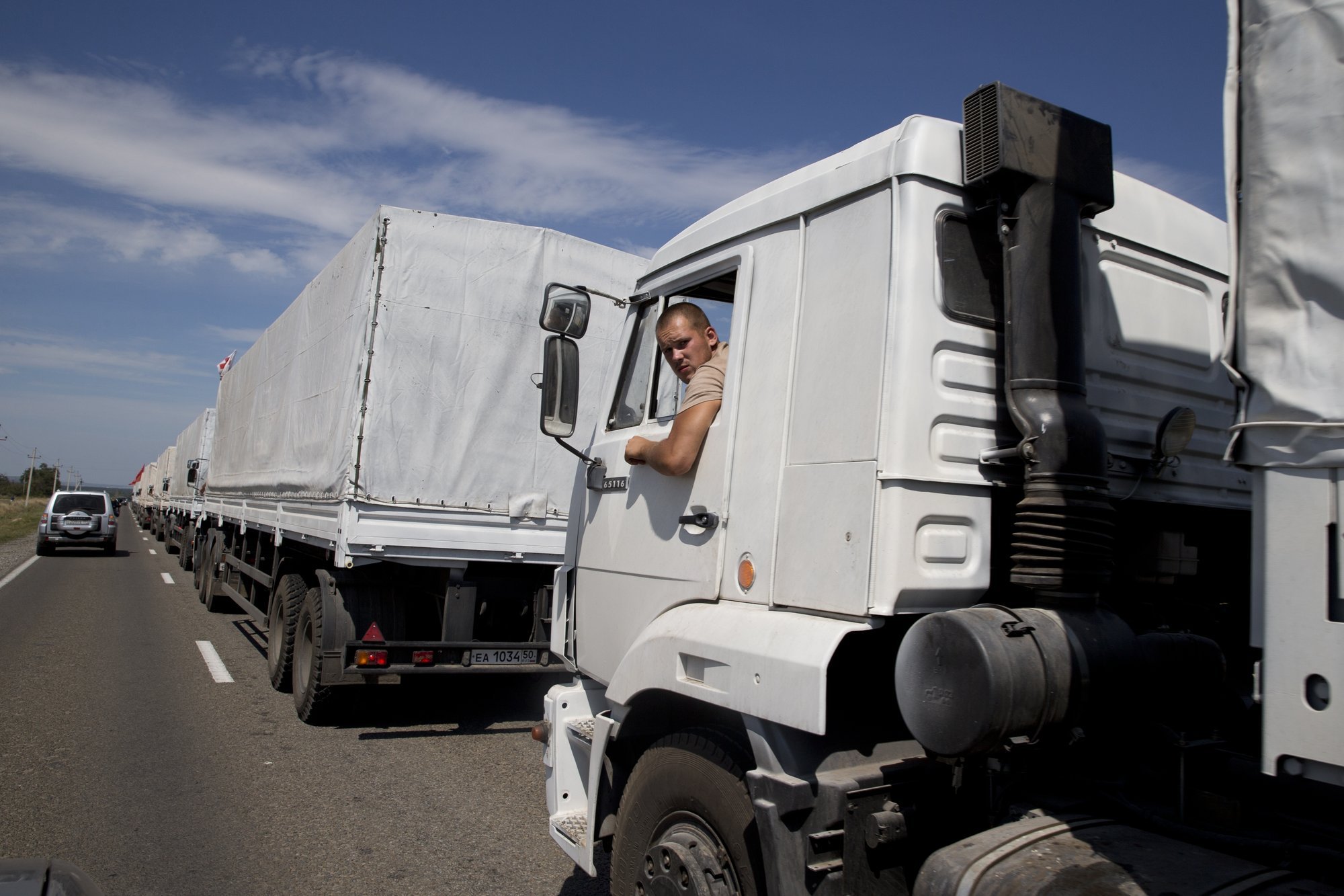 Гуманитарка в фуре. Водитель гуманитарные грузы. Камаз гуманитарная помощь. Гуманитарка в фуре. Камаз мчс гуманитарный конвой.