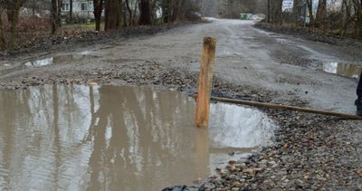 Duobes Tilžės gatvėje klaipėdiečiai žymi pagaliais