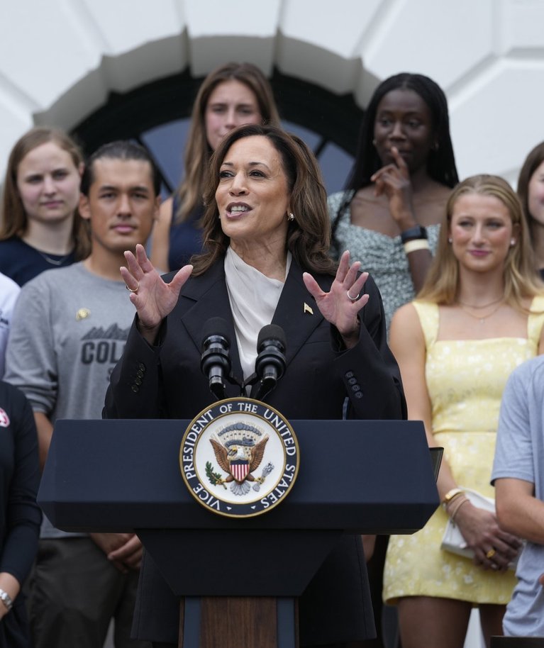 Kamala Harris pirmą kartą viešai pasirodė Baltuosiuose rūmuose po Bideno pasitraukimo