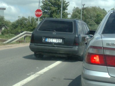 Klaipėdoje automobilis lenkia prieš geležinkelio pervažą ir kerta ištisinę liniją