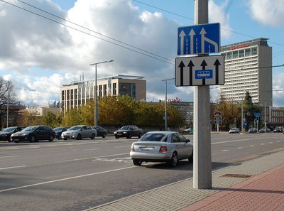 Kelio ženklai ir maršrutinio transporto juosta Vilniaus Konstitucijos pr.