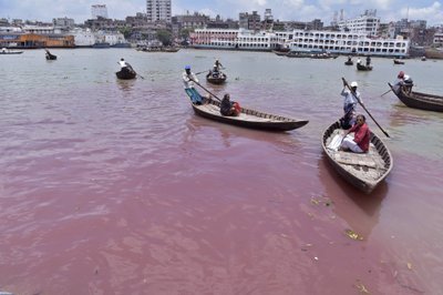 Bangladeše, Dakoje, Burigangos upės vanduo tapo raudonas dėl didelio kiekio nevalytų toksiškų drabužių gamybos atliekų