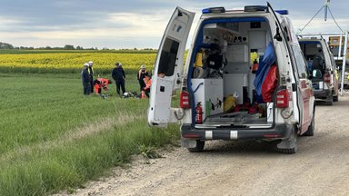 Jurbarko rajone metalo konstrukcija nukrito ant žmonių, du vyrai ligoninėje