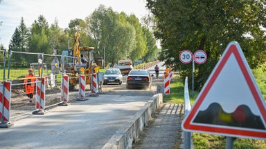 Perasfaltuojamas kelias ne tik suglumino, bet ir išgąsdino: net rajono vadovai nežino, kodėl taip daroma