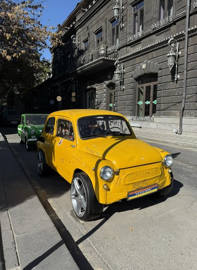 Jerevane žigulių ir ladų daug prisižiūrėjau. Konkrečiai ši – kaip dekoracija mieste, bet gatvėse daug senų, labai senų automobilių.