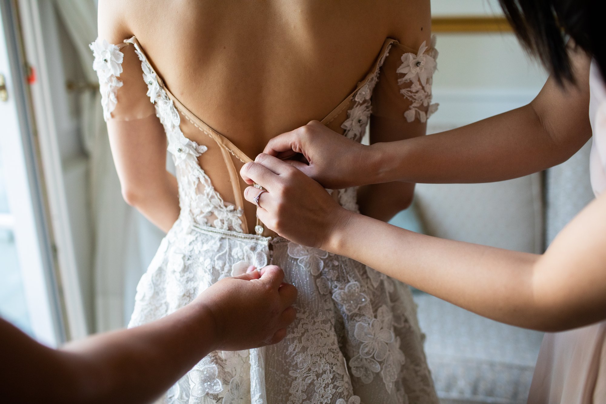 U.S. wedding dress salons face unexpected challenge linked to weight-loss drugs