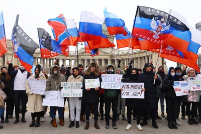 Люди собрались в Москве, чтобы отпраздновать признание новых Народных Республик