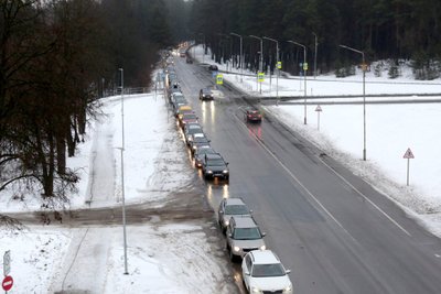 Eilė prie Covid-19 testavimo punkto Kaune