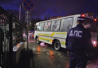 30 „Greenpeace“ aktyvistų autobusu buvo atvežti į Murmansko  Generalinės prokuratūros Tyrimų komitetą