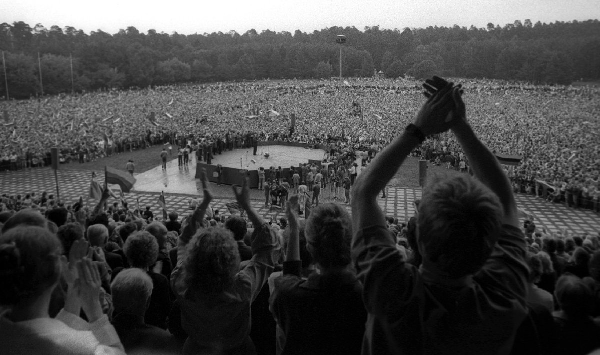 Dar tą pačią vasarą Lietuvos persitvarkymo sąjūdis į savo mitingus ėmė rinkti daugiatūkstantines minias (Vilnius, Vingio parkas, 1988 m. rugpjūčio 23 d., mitingas, skirtas Molotovo-Ribbentropo paktui pasmerkti)