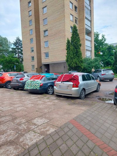 Automobiliai apsaugoti nuo krušos Utenoje