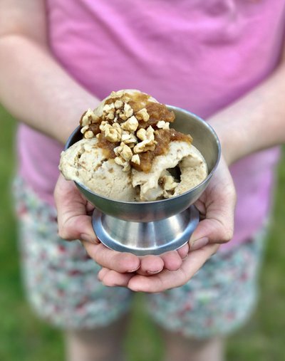 Bananiniai datulių ledai su graikiniais riešutais