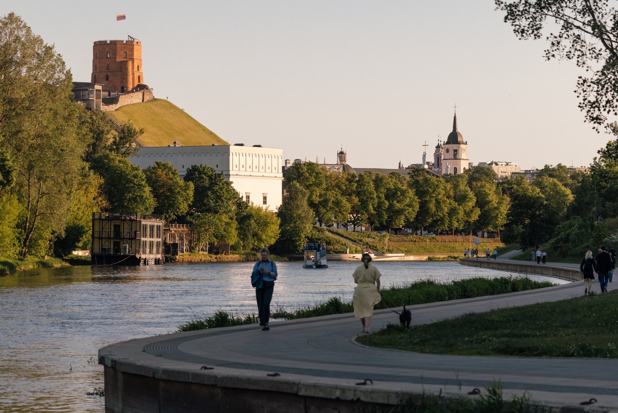 Vilnius Municipality Pushes Ahead with Neris Embankment Plans, Promises Tree Replacements Amid Protests