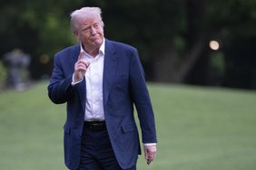 Trumpo muitų kare – naujas taikinys: pareiškė įsakysiąs įvesti 100 proc. tarifą