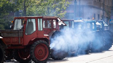 Prie Seimo užburzgė senovinė ūkininkų technika: renkasi stebėti sprendimų dėl GPM ir NT mokesčio