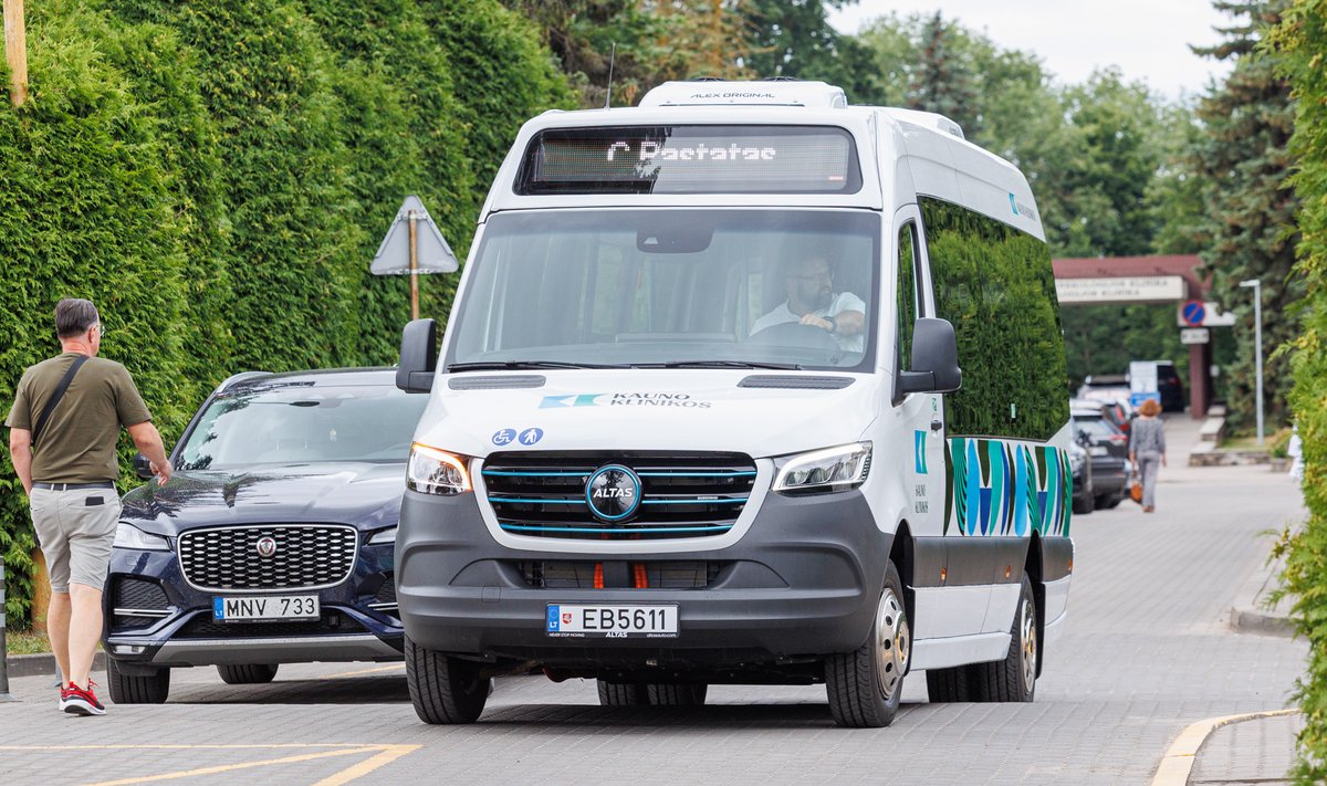 Pristatytas pacientams skirtas elektrinis autobusiukas, nemokamai vežiosiantis po Kauno klinikų teritoriją