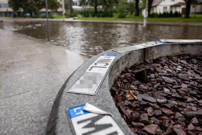 Per audrą pamesti automobilių valstybiniai numeriai