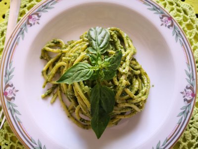 Jurga Jurkevičienė gamina spagečius su bazilikų pesto