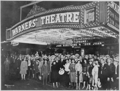 Pirmieji žiūrovai, pozuojantys prieš kamerą prie „Warners“ teatro prieš filmo „Don Žuanas“ su Johnu Barrymore'u premjerą