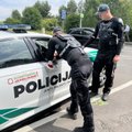 Girtas vilkiko vairuotojas Vilniuje nuvertė kelio ženklus ir kelionę galiausiai baigė pakelės griovyje