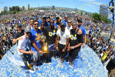 Ouklando krepšininkai ir NBA čempionų trofėjus