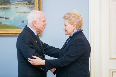 Johnas McCainas ir Dalia Grybauskaitė