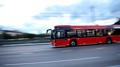 Po nemalonaus susidūrimo autobuse kelia klausimą: ar pakankamai užtikrinamas saugumas? 