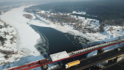 Kauno rajone baiminamasi pavasarinio potvynio: statant tiltą per Nerį susiaurėjo upės vaga