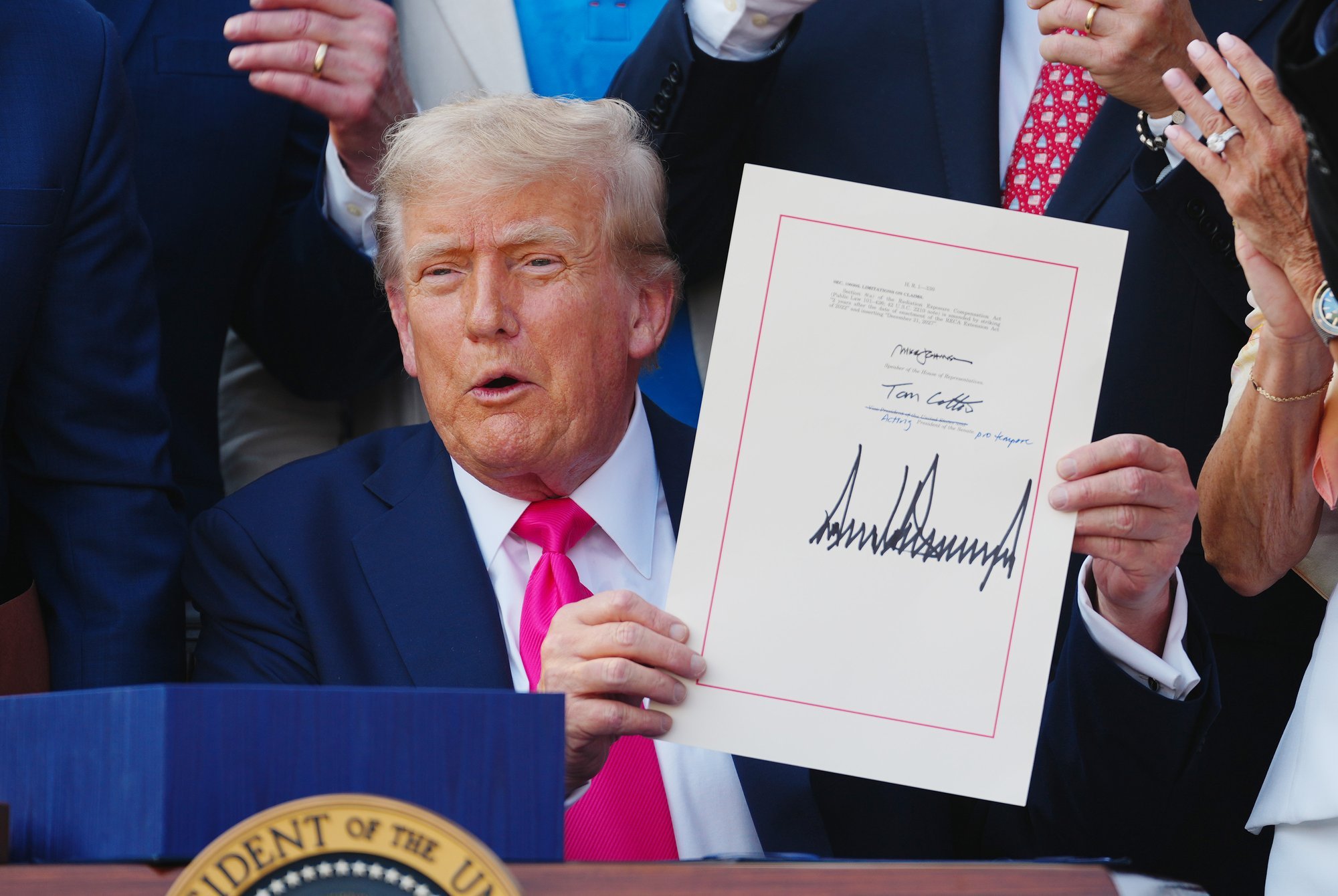Beprecedentis atvejis: ant JAV valiutos bus Trumpo parašas - Delfi