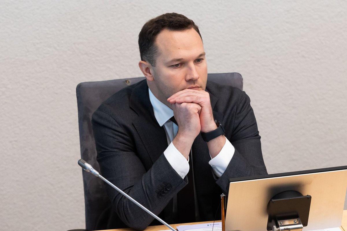 Economy minister presents his political team