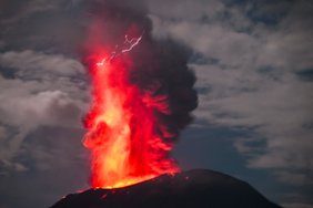 Indonezijoje išsiveržė Ibu ugnikalnis