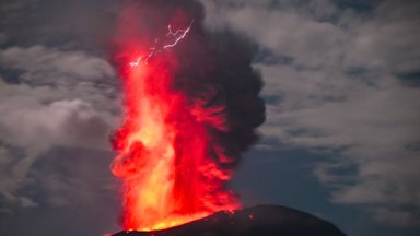 Indonezijoje išsiveržė Ibu ugnikalnis