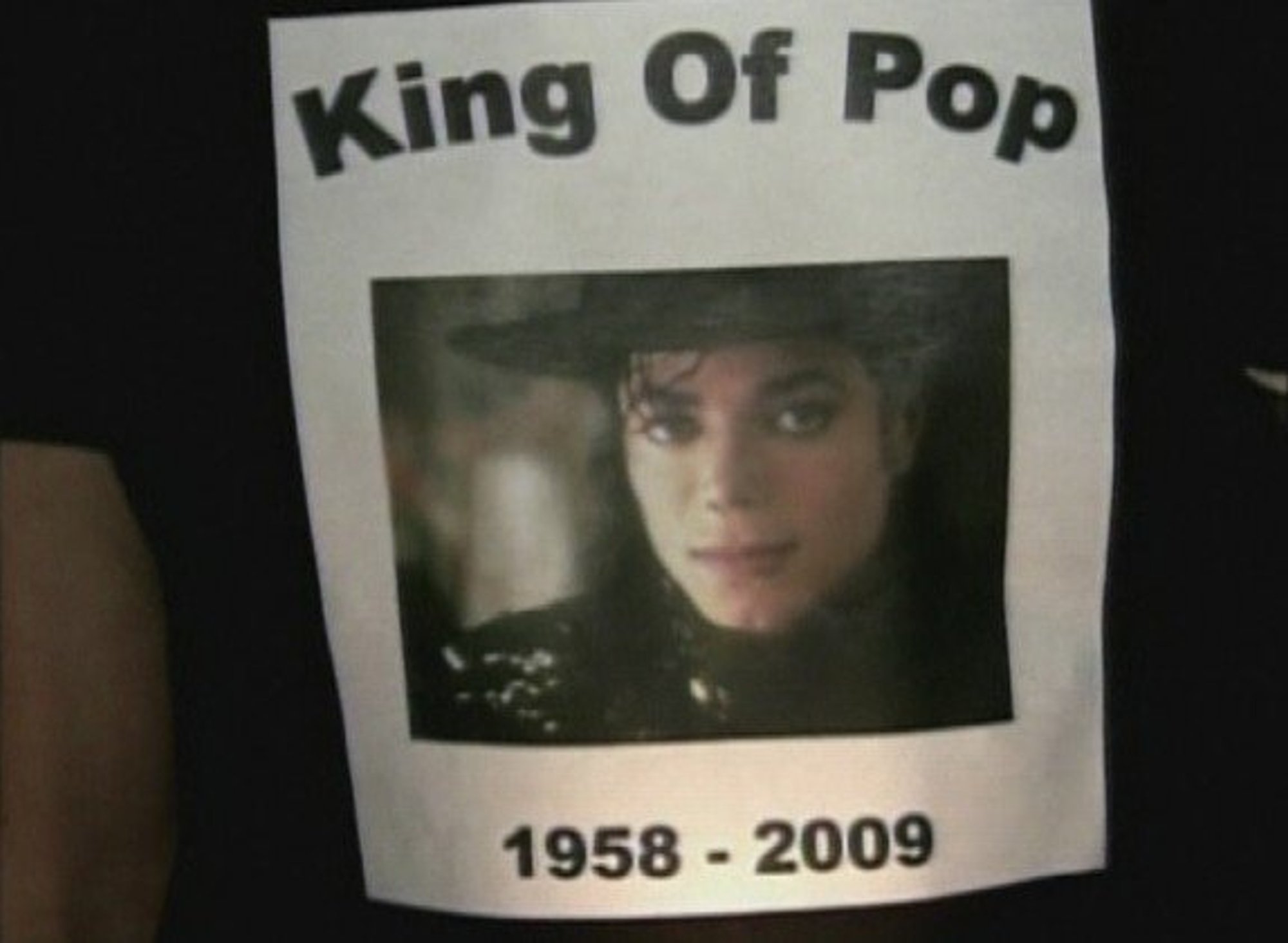 M.Jacksono gerbėjus sukrėtė žinia apie popmuzikos karaliaus mirtį ...