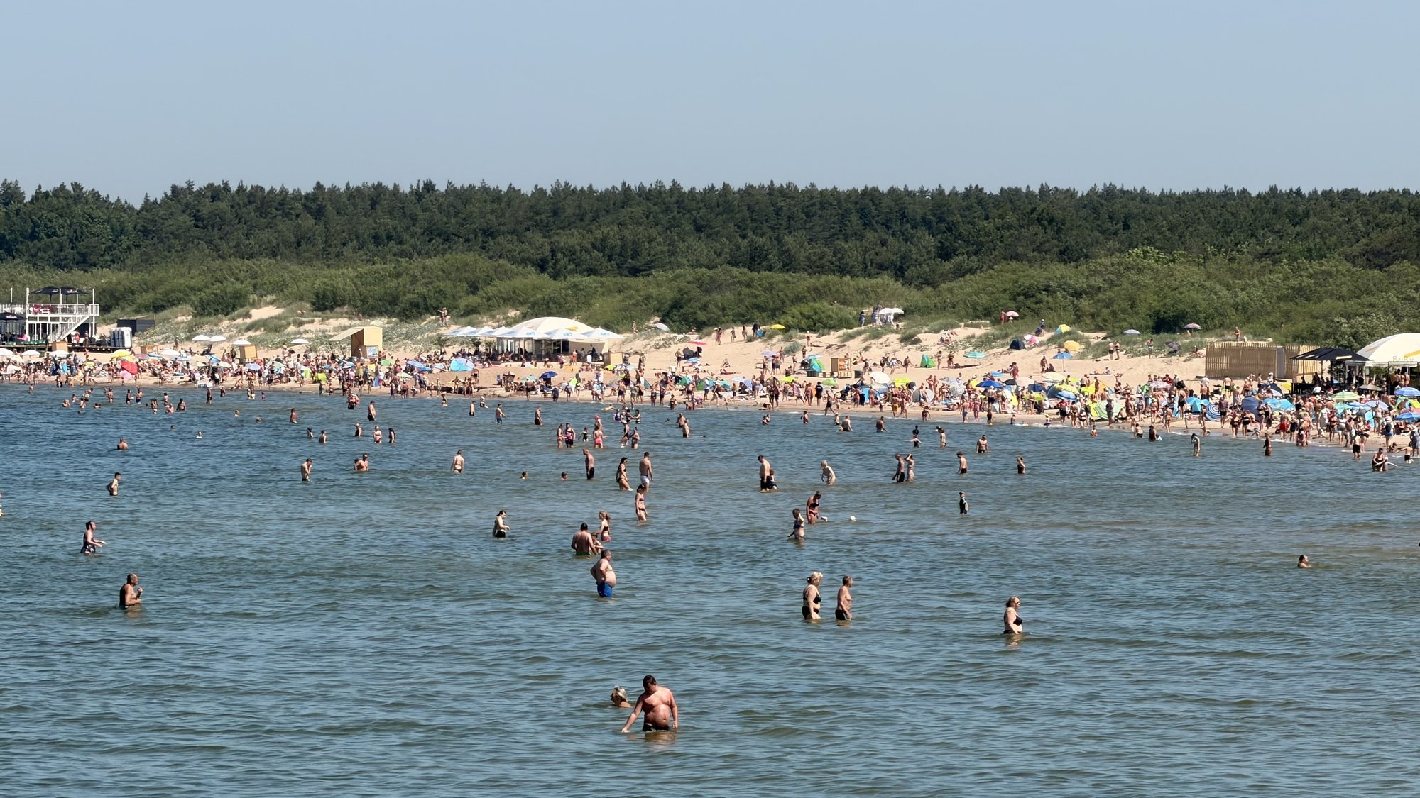 Klaipėda beaches crowded amid heatwave; lifeguard warns of safety lapses
