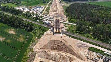 Kiek tai kainuoja? Beveik pusė nekilnojamojo turto, per kurį eis „Rail Baltica“ Latvijoje, dar neišpirkta