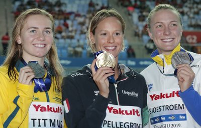 Federica Pellegrini (centre), Ariane Titmus (kairėje), Sarah Sjostrom (dešinėje)