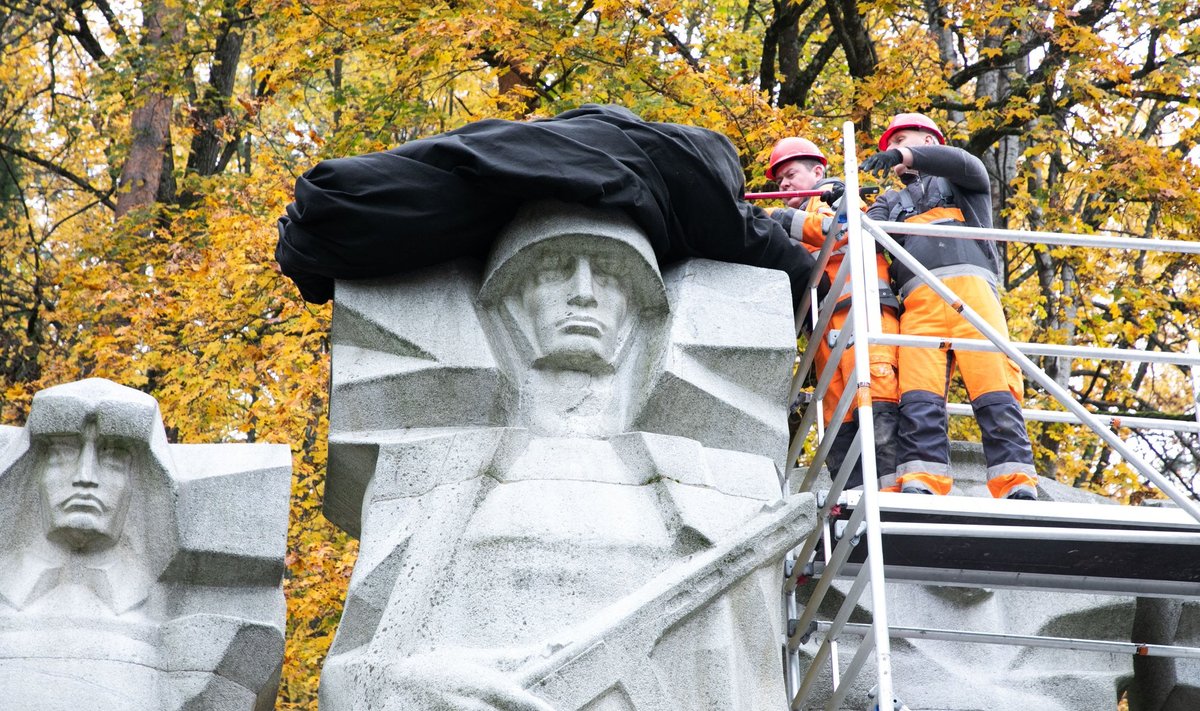 10.13 Antakalnio kapinėse Vilniuje uždengiamas paminklas sovietų kariams