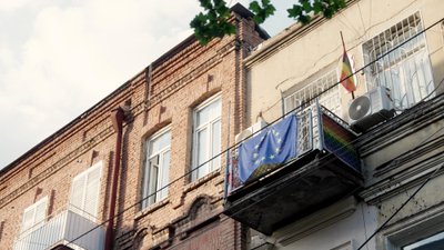 Europos sąjungos ir LGBTQ+ vėliavos Tbilisyje (vaizdo pasakojimo stop kadras)