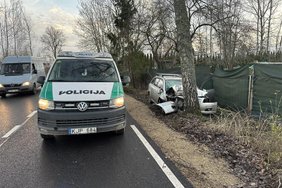 Vilniaus pakraštyje automobilis atsitrenkė į medį, nukentėjo du nepilnamečiai