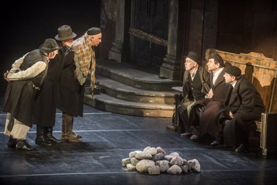 Scena iš J. Vachtangovo teatro spektaklio "Nusišypsok mums, Viešpatie"